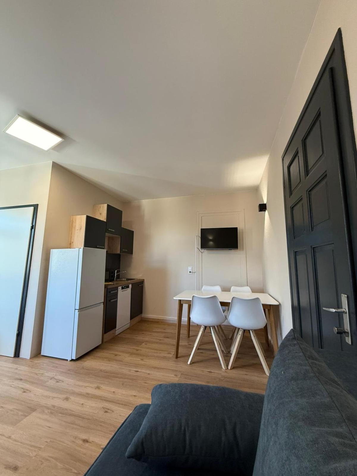 Crown Living Villa Blumenau Studios, Smarttv, Parkplatz Лустенау Екстериор снимка